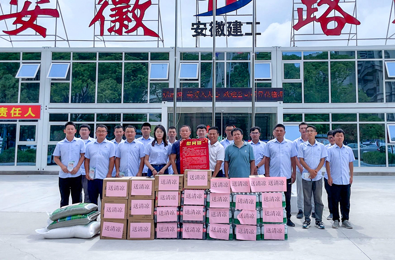 9公司總經(jīng)濟(jì)師楊文柱到機(jī)場(chǎng)SI線(xiàn)先行段送清涼 - 副本